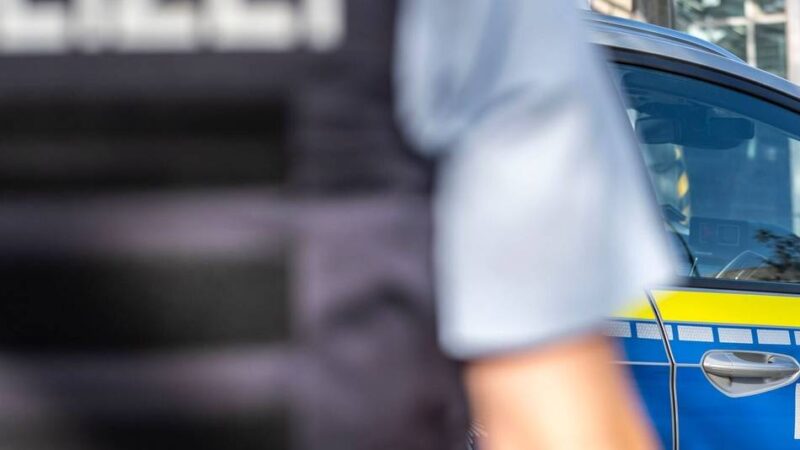 Unfall in Dinslaken: Auto trifft Jungen am Bein – nun sucht die Polizei den Fahrer