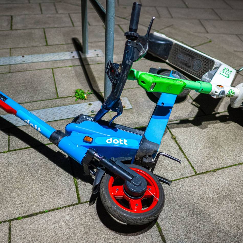 Stolperfallen auf den Gehwegen: NRW will strengere Regeln für E-Scooter