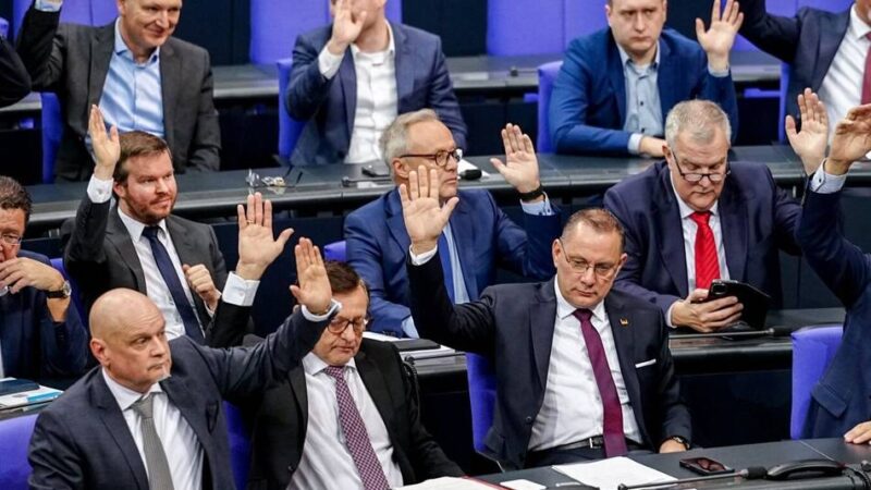 Knigge-Chef mahnt Abgeordnete: „Der Kanzler ist in der formalen Etikette absolut sattelfest“