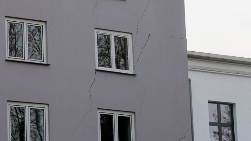 Erdreich abgesackt: Haus droht einzustürzen – Feuerwehr evakuiert Gebäude in Wuppertal