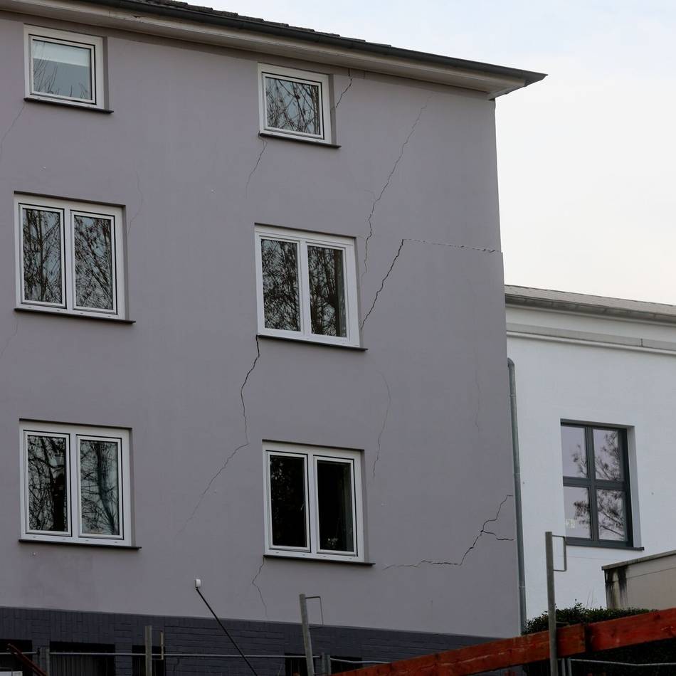 Erdreich abgesackt: Haus droht einzustürzen – Feuerwehr evakuiert Gebäude in Wuppertal