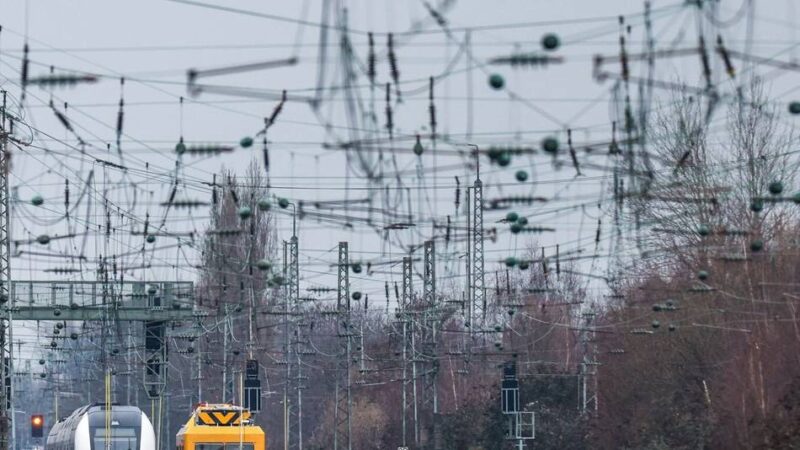 Ausfälle und Umleitungen: „Sehr ungewöhnlich“ – Passagiere sitzen in Düsseldorf vier Stunden in Zug fest