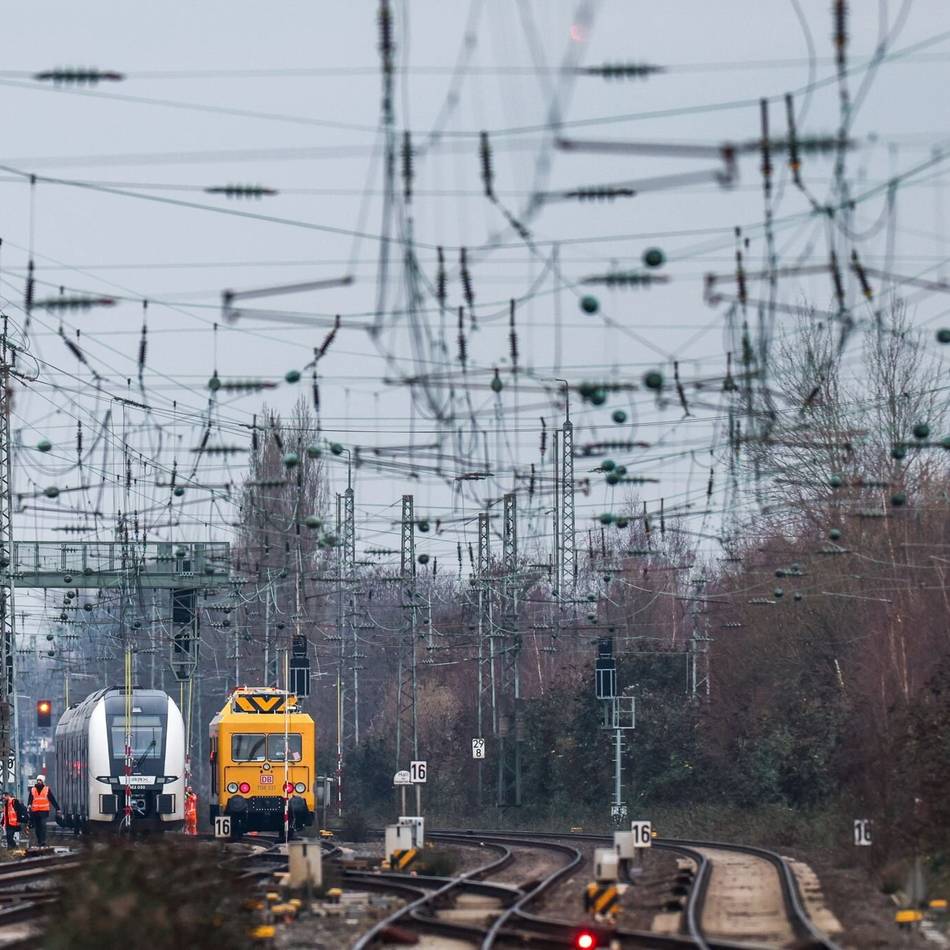 Ausfälle und Umleitungen: „Sehr ungewöhnlich“ – Passagiere sitzen in Düsseldorf vier Stunden in Zug fest