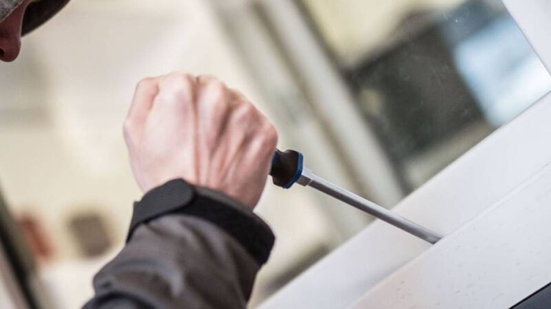 Zeugen gesucht in Hilden und Haan: Fenster aufgebrochen, Schmuck und Uhr gestohlen
