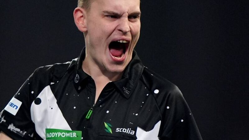 Erster Deutscher in WM-Runde drei: Darts-Drama über fünf Sätze – Pietreczko wirft Chisnall raus