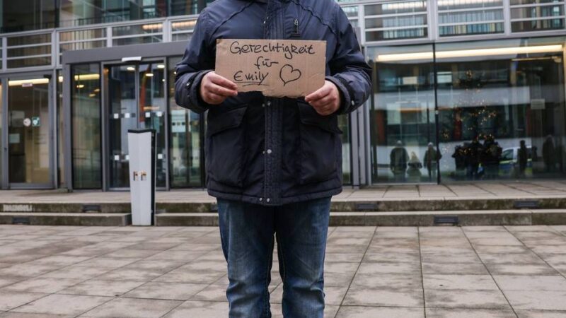 Mahnwache vor NRW-Schulministerium: „Ich will doch nur Gerechtigkeit für meine Emily“