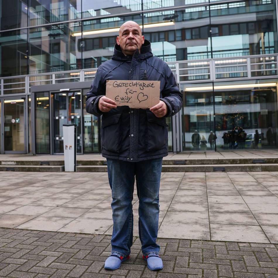 Mahnwache vor NRW-Schulministerium: „Ich will doch nur Gerechtigkeit für meine Emily“