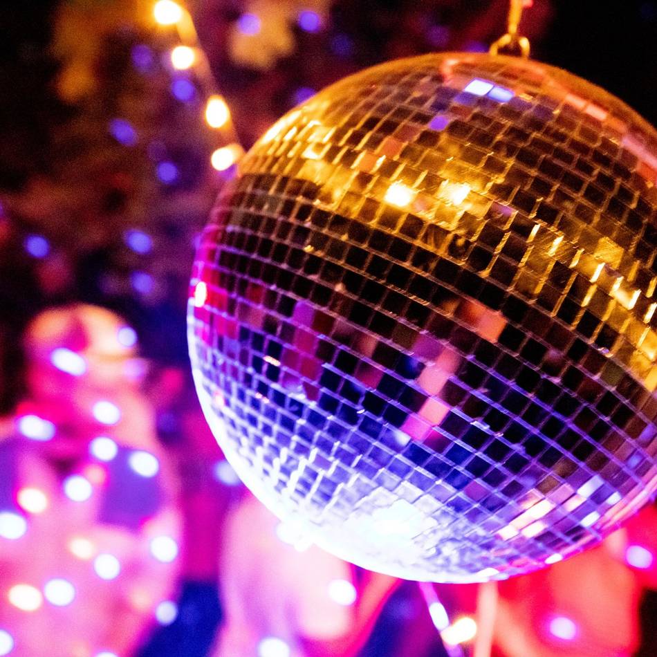 Dresscode, Kosten, Kater: Was bei der Weihnachtsfeier gilt