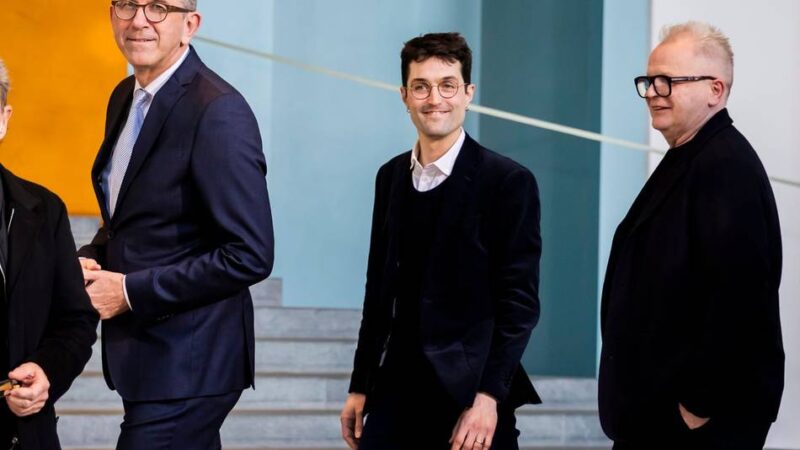 „Popmusikgipfel“: Weimer sagt Musikern Hilfe für faire Streaming-Honorare zu