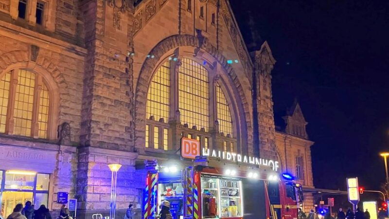 Großeinsatz am Hauptbahnhof Krefeld: Achse brennt, Zug evakuiert, Bahnhofsgebäude gesperrt