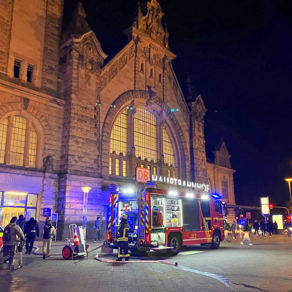 Großeinsatz am Hauptbahnhof Krefeld: Achse brennt, Zug evakuiert, Bahnhofsgebäude gesperrt
