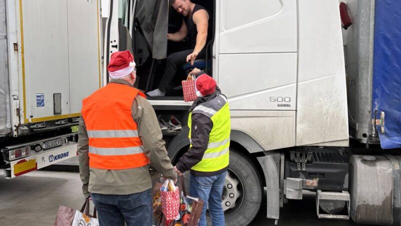 KAB-Aktion „Nikolaus im Fahrerhaus“: Stutenkerle und Schokolade – Brummifahrer reagieren überrascht