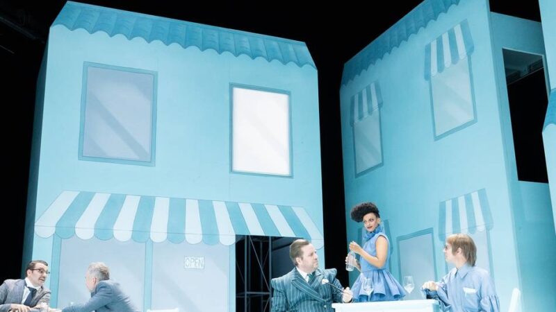 „Die Nashörner“ im Schauspielhaus: Sie sind nicht zu sehen, aber sie sind schon da