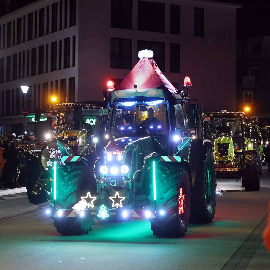 Rollende Weihnachtsstimmung: Leuchtende Trecker sind „Gänsehaut pur“