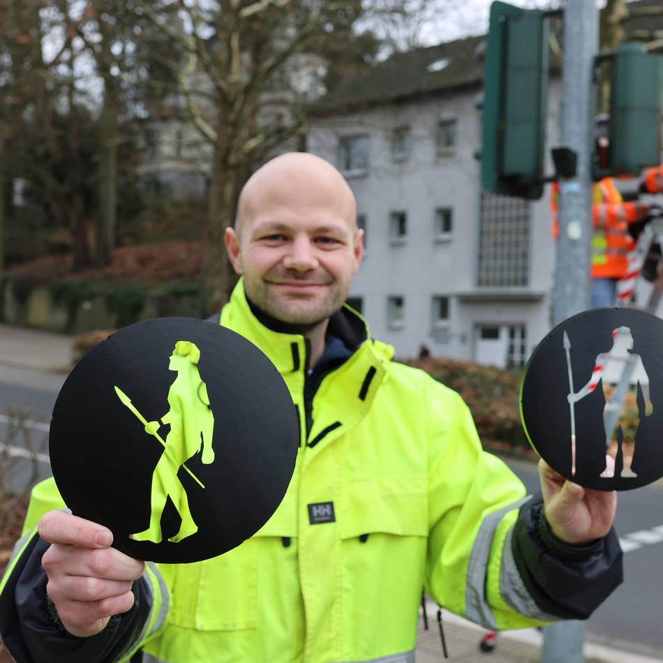 Bei Rot stehen, bei Grün gehen in Mettmann: Neandertaler ist als Ampelmännchen nun mitten in der Stadt