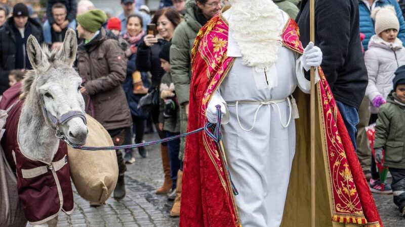 Die schönsten Fotos: Der Nikolaus legt mit dem Boot in der Düsseldorfer Altstadt an