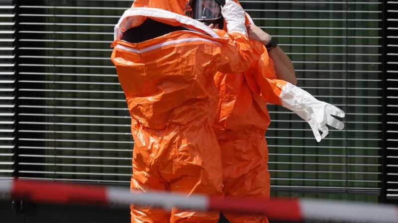 In der Nähe des Provinzialplatzes: Vermeintlicher Gefahrstoff abgegeben – Feuerwehr zur Polizeiwache Wersten ausgerückt