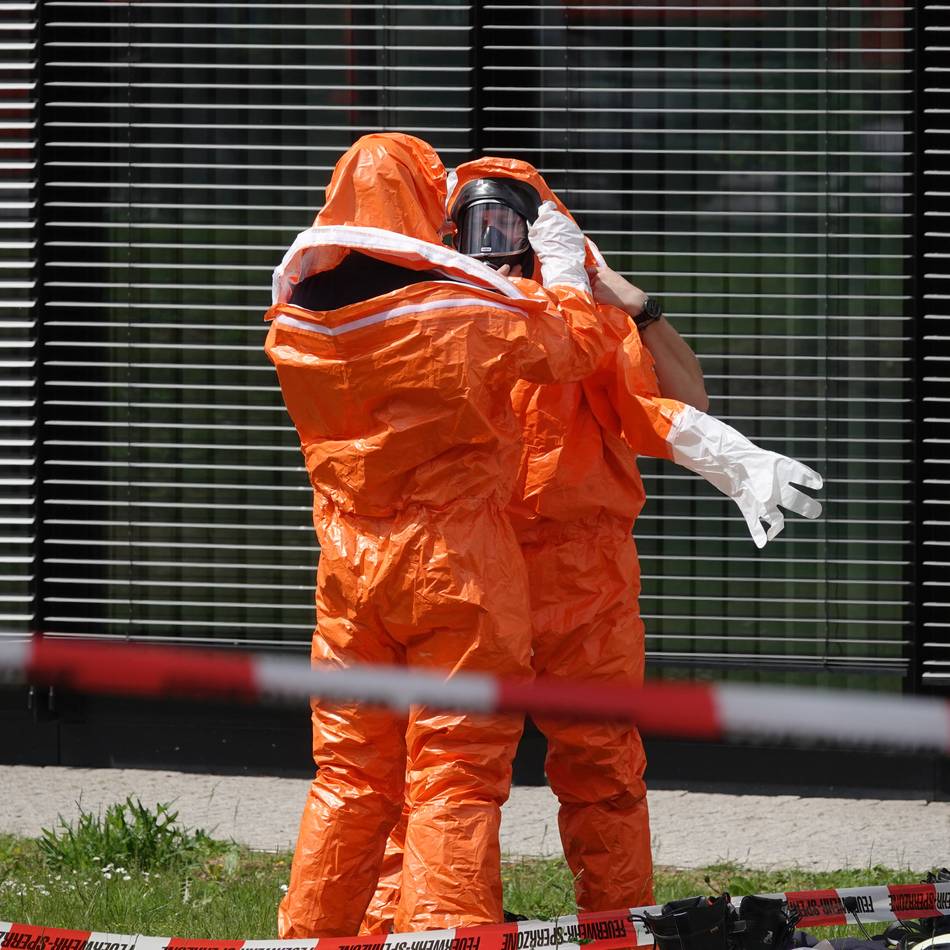 In der Nähe des Provinzialplatzes: Vermeintlicher Gefahrstoff abgegeben – Feuerwehr zur Polizeiwache Wersten ausgerückt