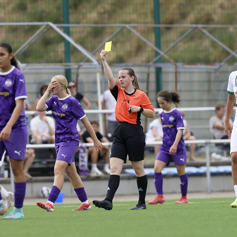 Schiedsrichterin aus Langenfeld: „Wenn ich am Ende vom Platz gehe, und keiner will was von mir, ist alles gut“