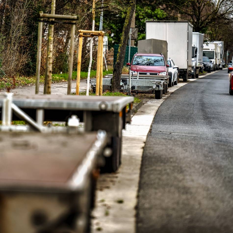 Schneiderstraße in Langenfeld: Streit um engen Parkraum im Gewerbegebiet