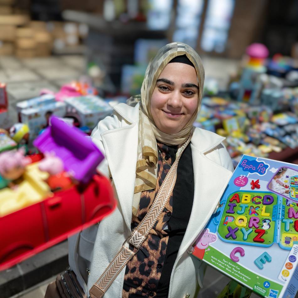 Nahrung und Spielzeug für Weihnachten: So arbeiten die Ehrenamtlichen der Monheimer Tafel