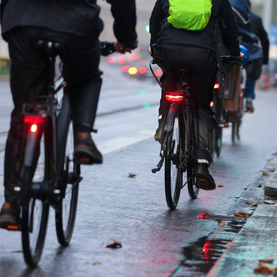 Unfallflucht in Voerde: Radfahrer bringt Radfahrerin zu Fall – und radelt weiter