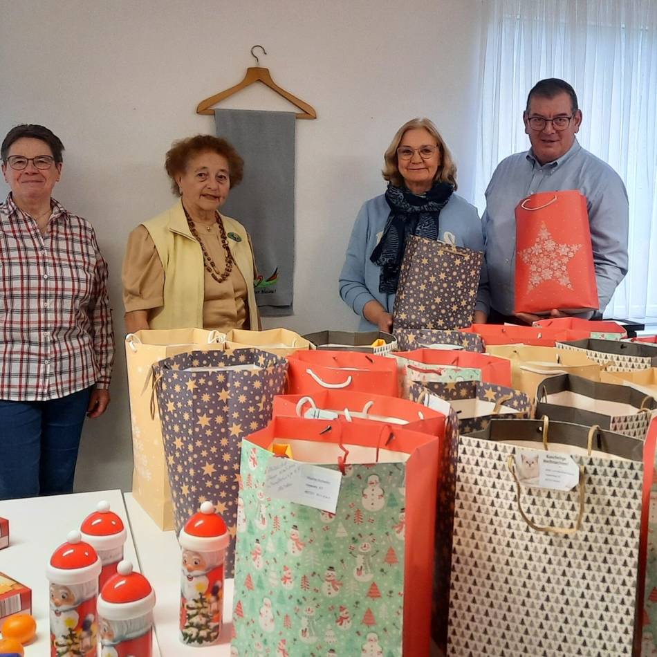 Hildania überreicht Weihnachtstüten: Da steht eine Prinzessin vor der Tür