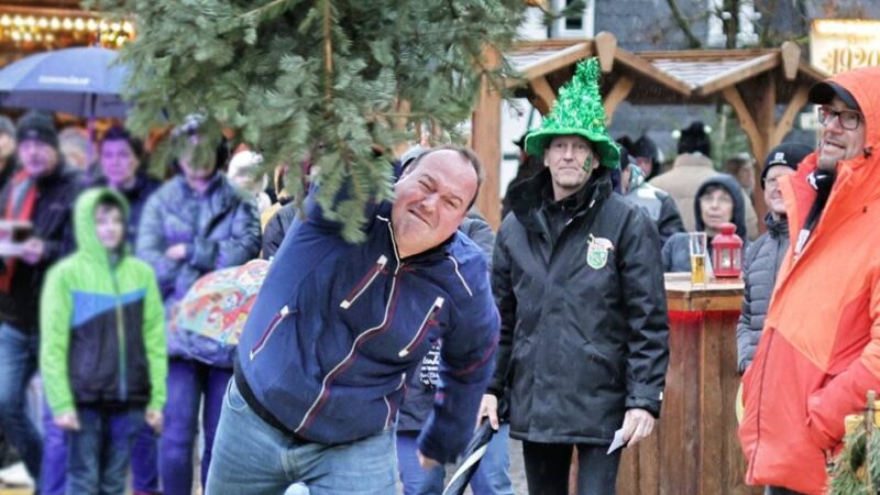 Aktion in Hilden: Wer wirft den Tannenbaum am weitesten?