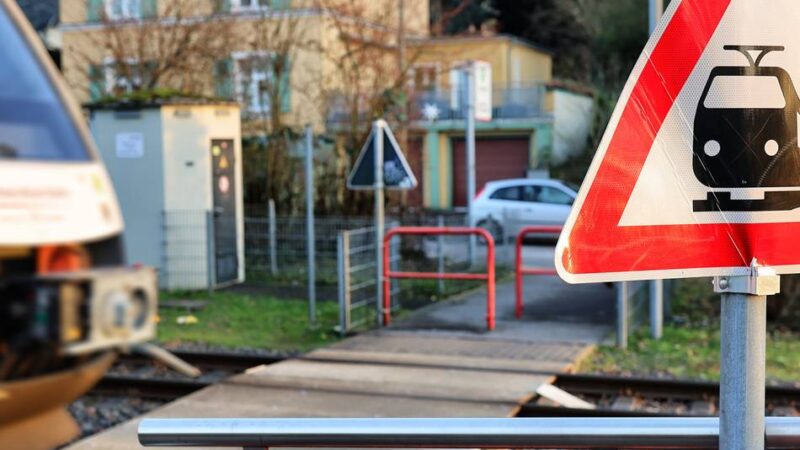 Schwerer Unfall am Haltepunkt Mettmann-Zentrum: 36-Jährige von Zug der Regiobahn überfahren