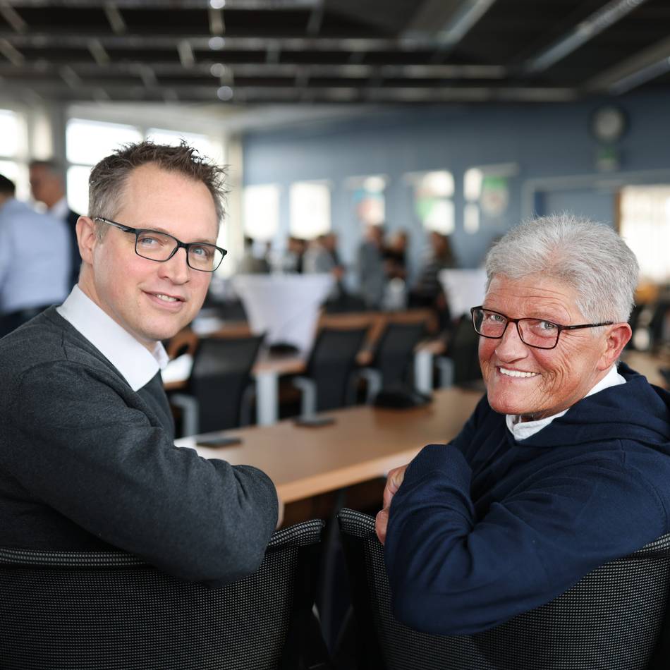 Daniela Hitzemann übergibt den Sprecherposten des Kreises Mettmann an Tobias Dupke: Abschiedsbild mit Dame