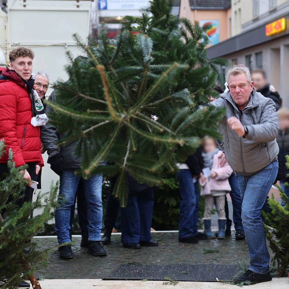400 Würfe in gut drei Stunden: Feuerwehr gewinnt Tannenbaum-Weitwurf 2025