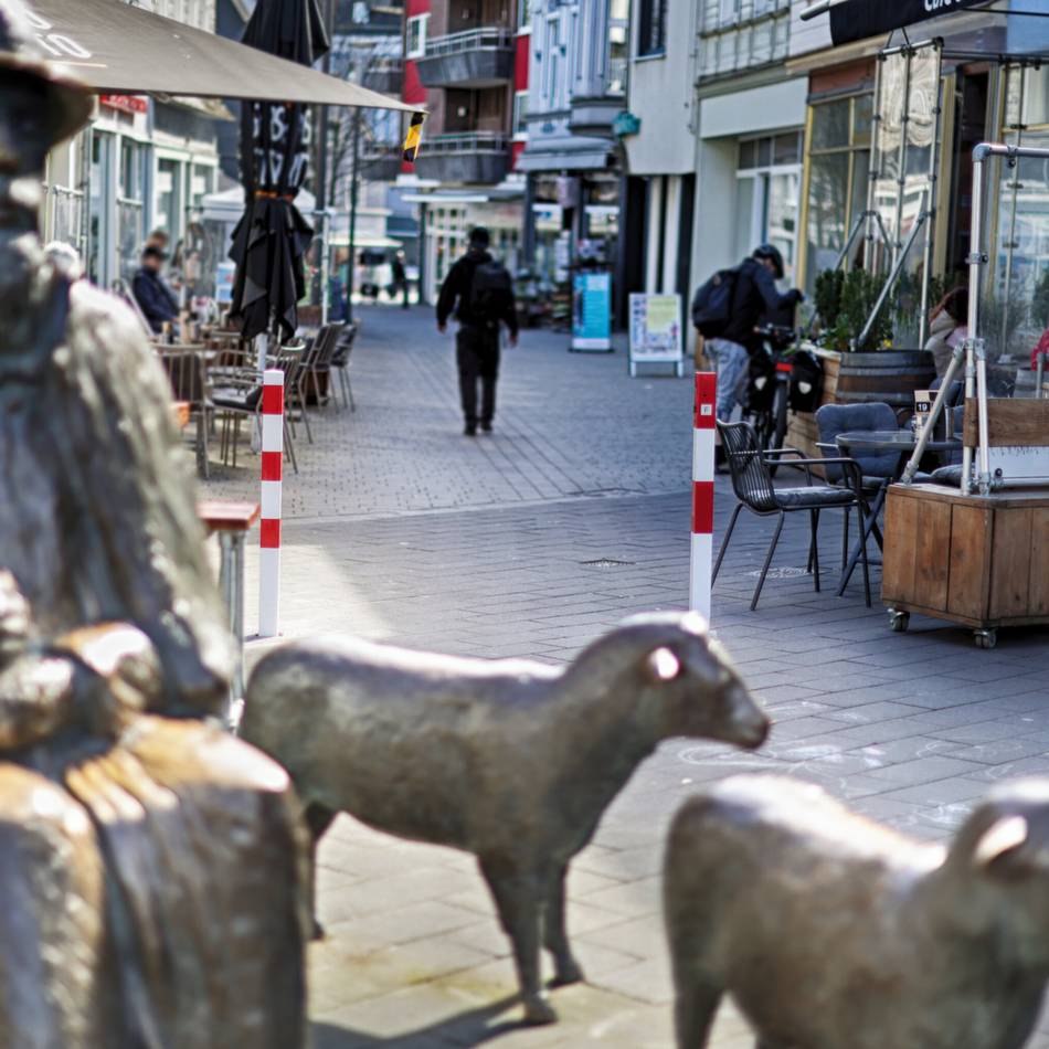Hier machen Autofahrer vor nichts halt: Reger Autoverkehr in der Fußgängerzone