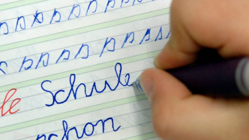 Alarmruf aus dem Kreis Mettmann: Kinder können Stifte nicht lange halten