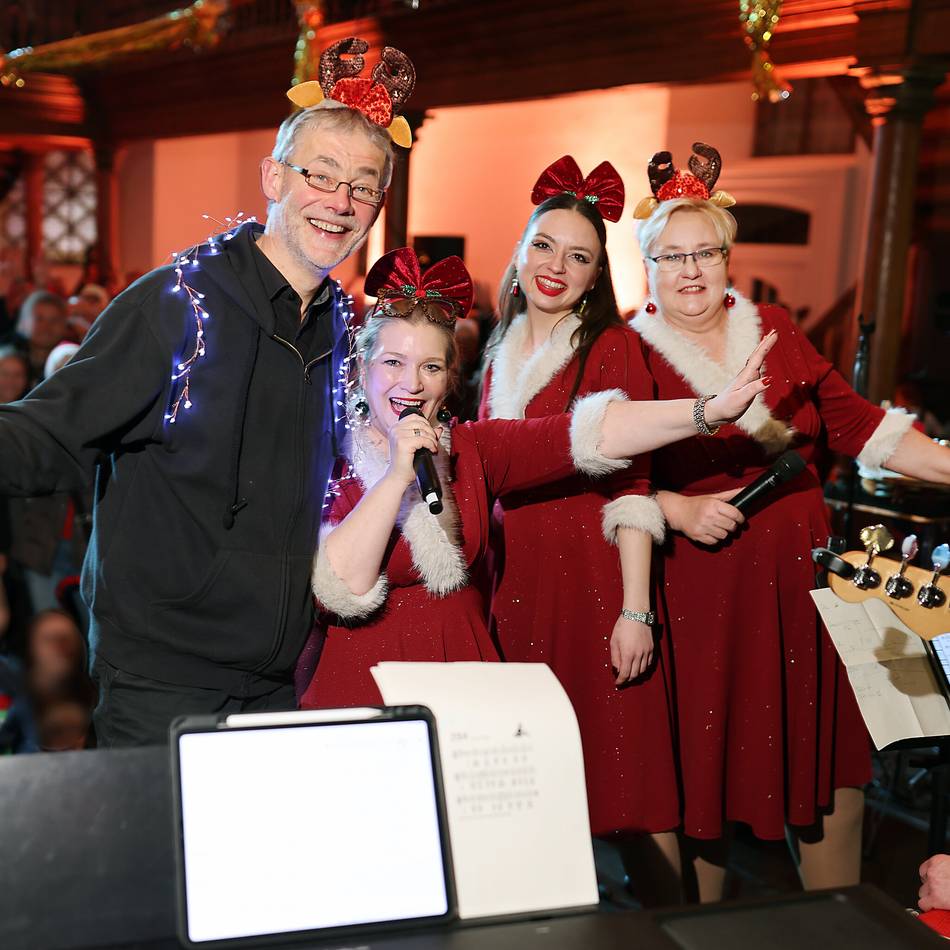 Mehr als 600 Menschen kamen zur Evangelischen Kirche an der Freiheitstraße  : Enormer Andrang beim Adventssingen