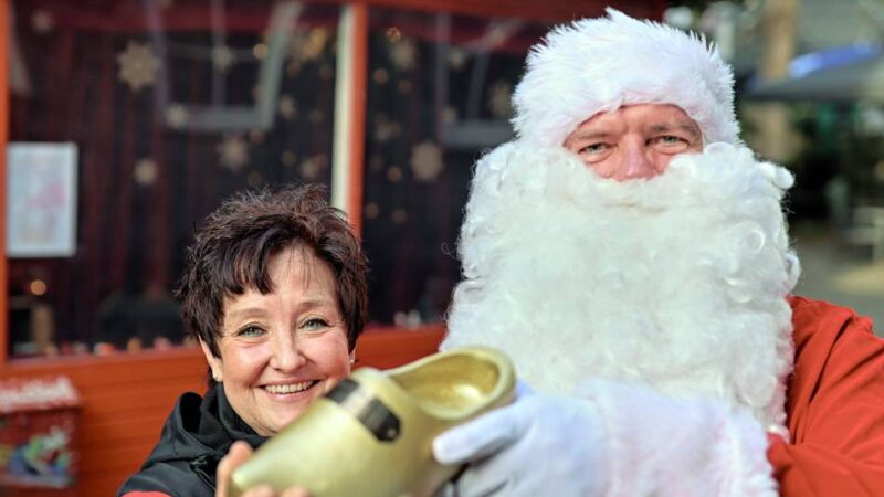 Zum Abschluss des Blotschenmarktes kam der Weihnachtsmann zu Gudrun Schmittat: Freudentränen über die Goldene Blotsche