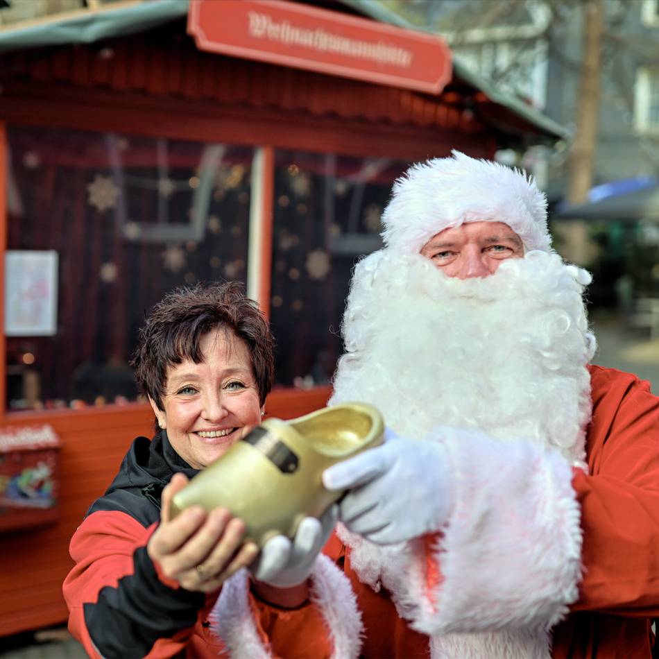 Zum Abschluss des Blotschenmarktes kam der Weihnachtsmann zu Gudrun Schmittat: Freudentränen über die Goldene Blotsche