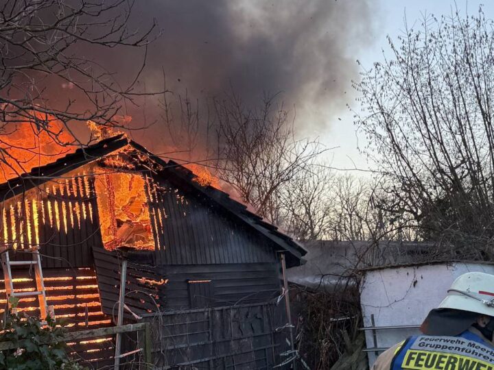 Einsatz am ersten Weihnachtstag: Gartenhütte in Meerbusch steht in Flammen