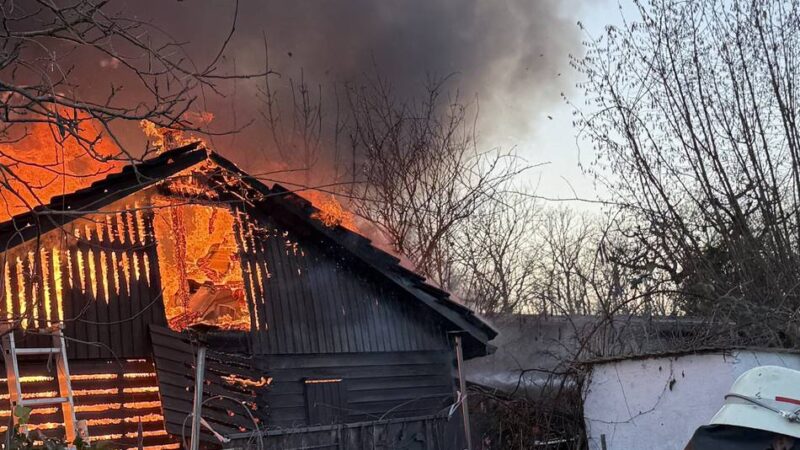 Einsatz am ersten Weihnachtstag: Gartenhütte in Meerbusch steht in Flammen
