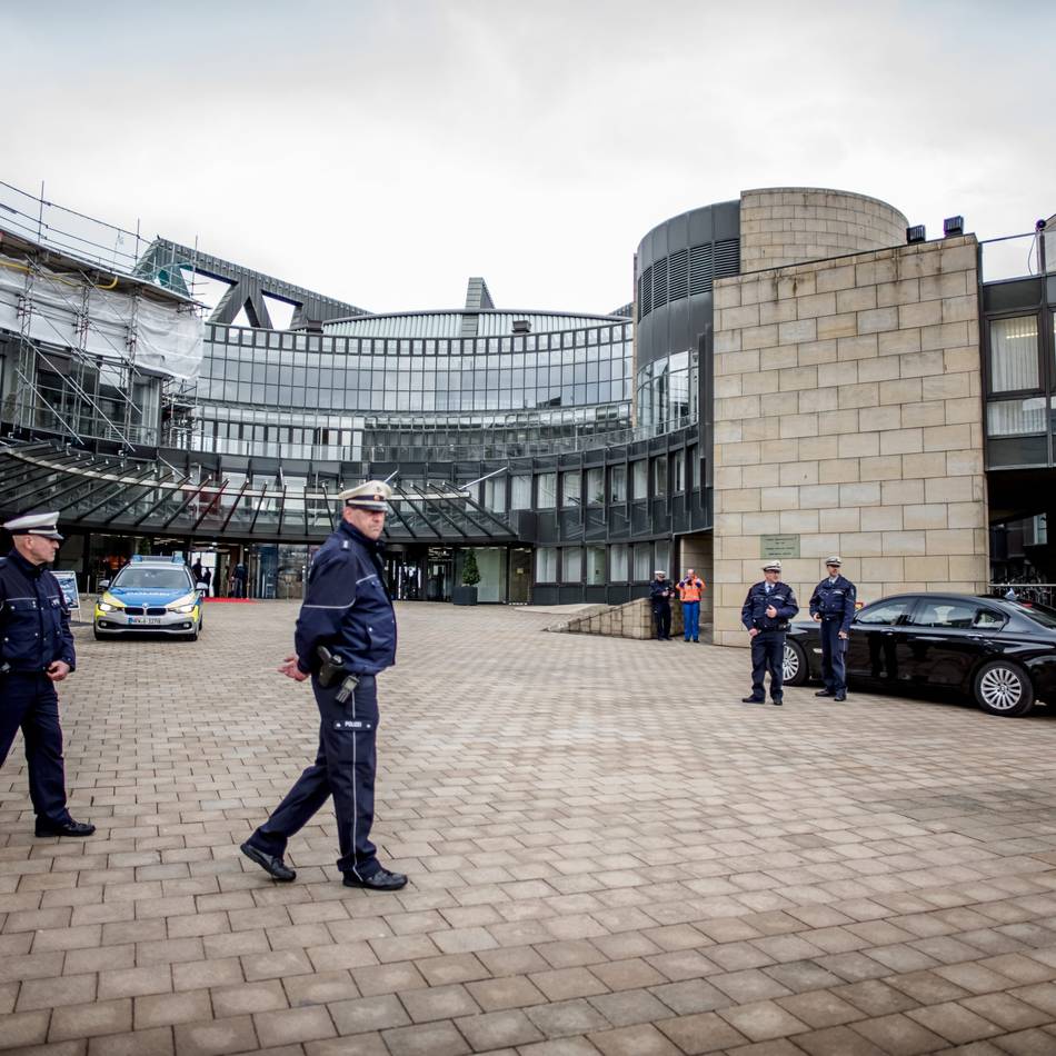 Kurioser Einsatz in Düsseldorf: Polizei stoppt Video-Dreh mit falscher Pistole am Landtag