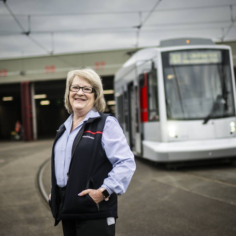 Weiterfahrt statt Ruhestand: Warum diese Rheinbahn-Fahrerin trotz Rente noch am Steuer sitzt