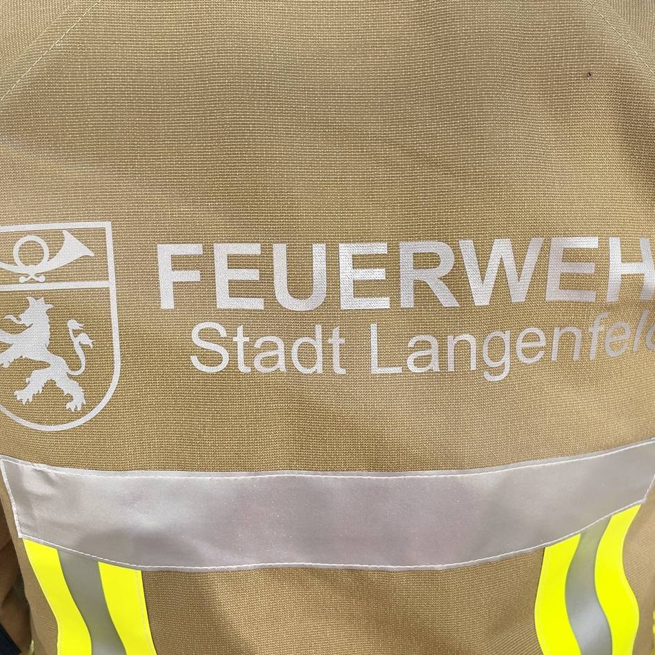 Julius-Haas-Weg in Langenfeld: Feuerwehr befreit eingeklemmten Mann aus einer Baugrube