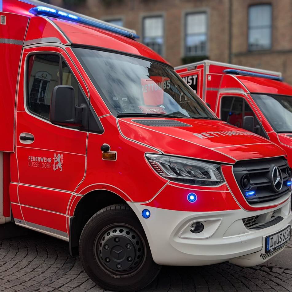 Unfall in Düsseldorf-Hafen: Rollerfahrer prallt gegen Lkw – schwer verletzt