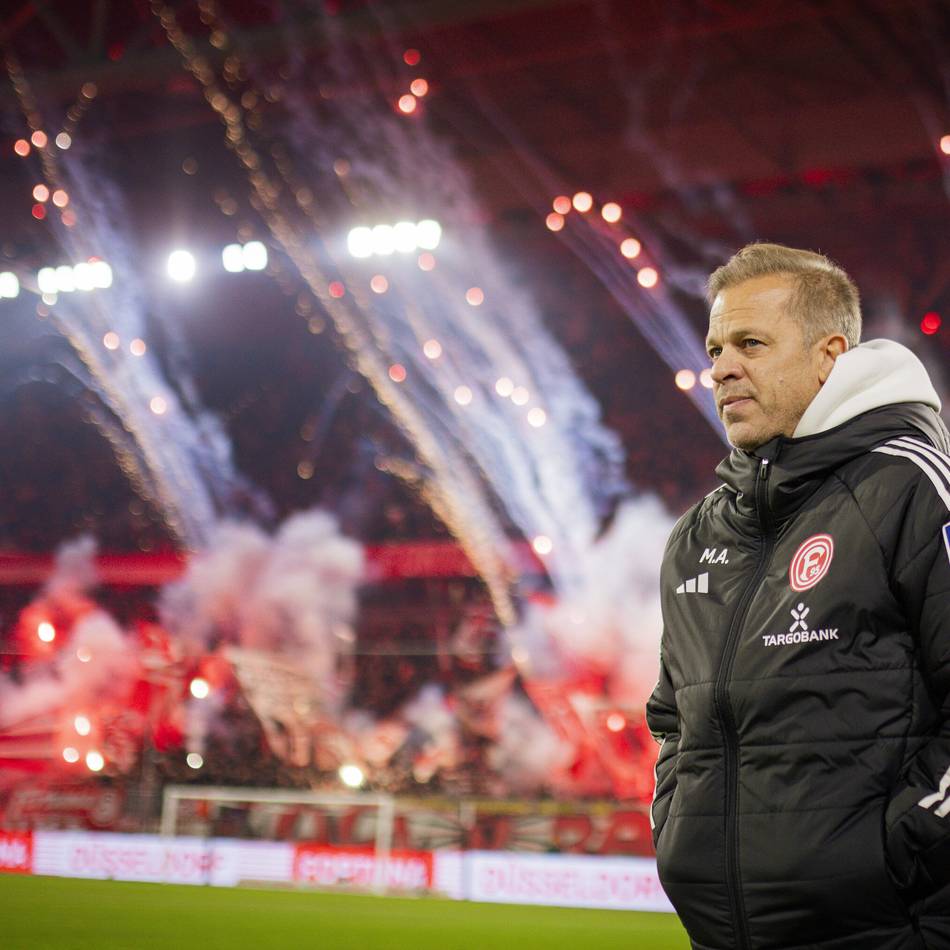 Störgeräusche bei Fortuna: „Habe signalisiert, dass ich gerne reden würde“ – Anfang geht nach Rassismus-Banner auf Fans zu