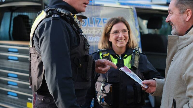 Streifenwagen in Hösel und Heiligenhaus: Polizei-Tipps: Das schreckt Einbrecher ab