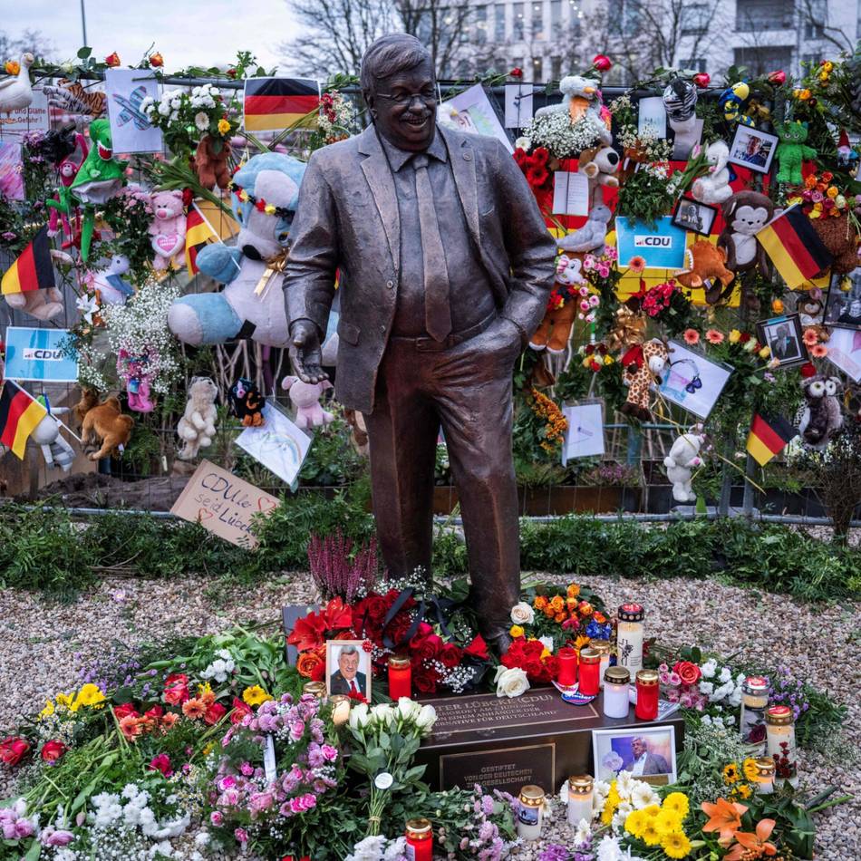 Walter-Lübcke-Statue in Berlin: Wem gehört Schwarz-Rot-Gold?