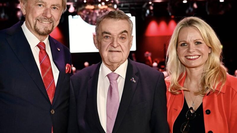 Auszeichnung in Düsseldorf: Jan-Wellem-Medaille für Herbert Reul – „Jetzt lassen wir die Tassen mal im Schrank“