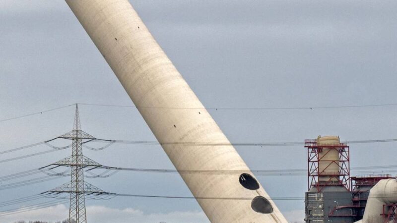 Am Kraftwerk Voerde: Kamin gesprengt – Landmarke ist Geschichte