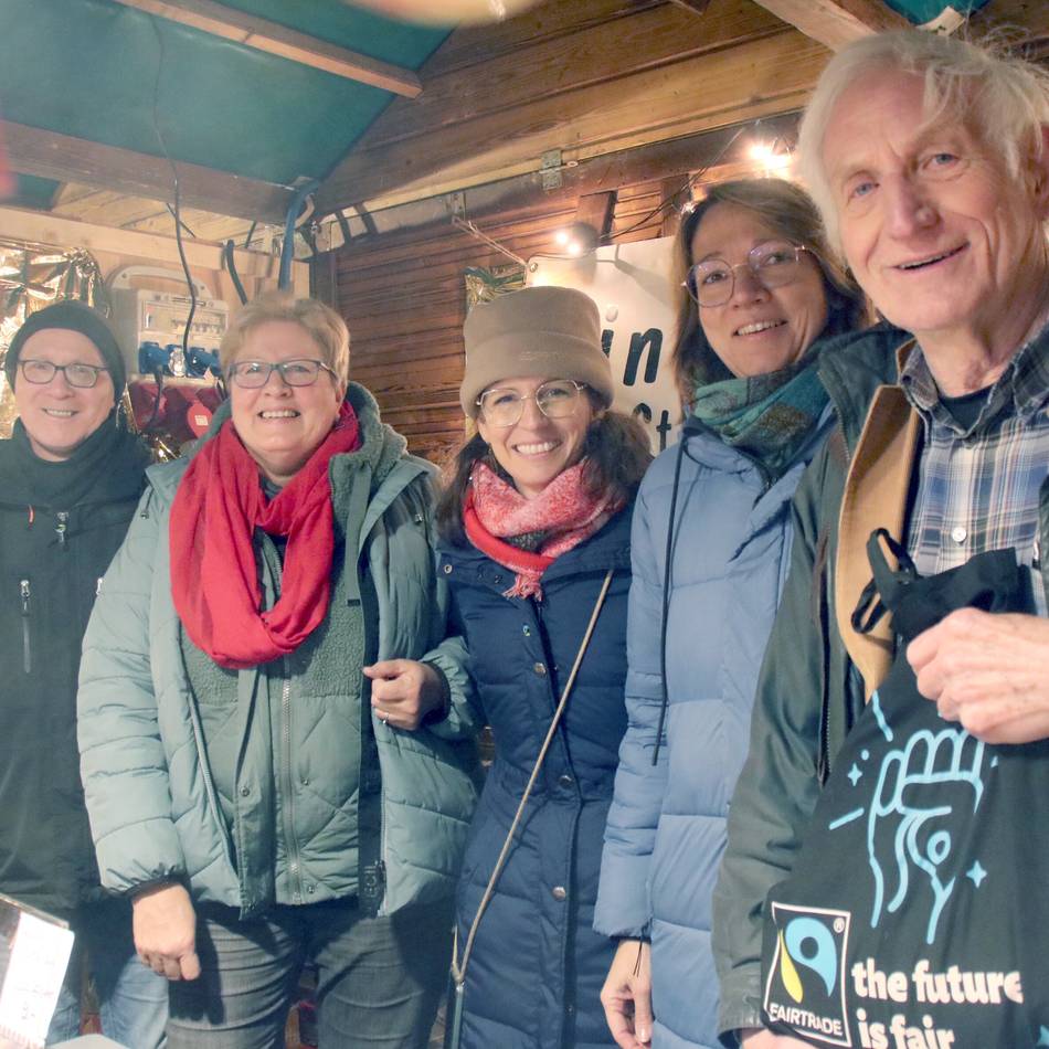 Im Weihnachtsdorf in Langenfeld: Fair-Trade-Botschafter besucht Stand des Eine-Welt-Ladens