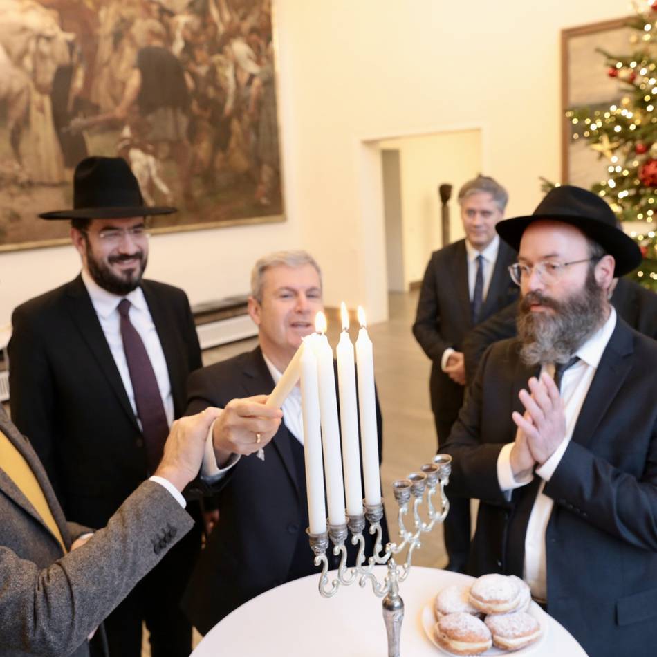 Jüdisches Fest: Brennende Kerzen künden im Rathaus vom Lichterfest Chanukka