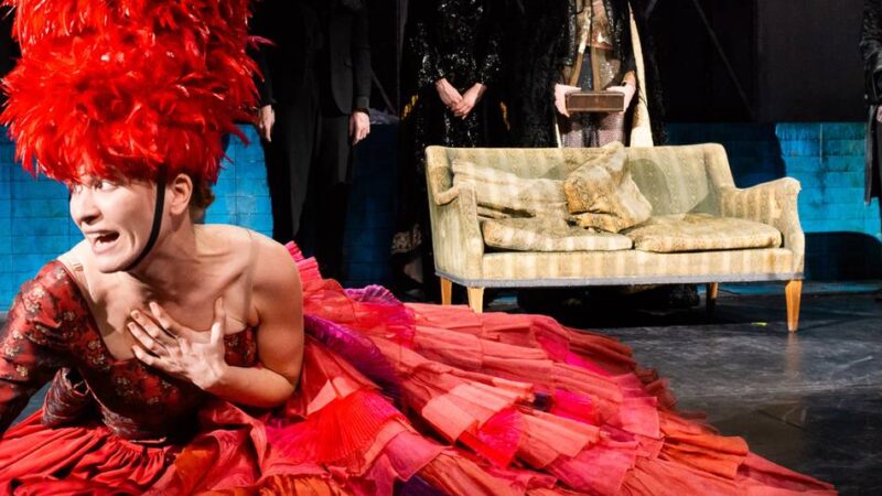 Virginia Woolfs „Orlando“ in Bochum: Im Höllentempo durch die Jahrhunderte